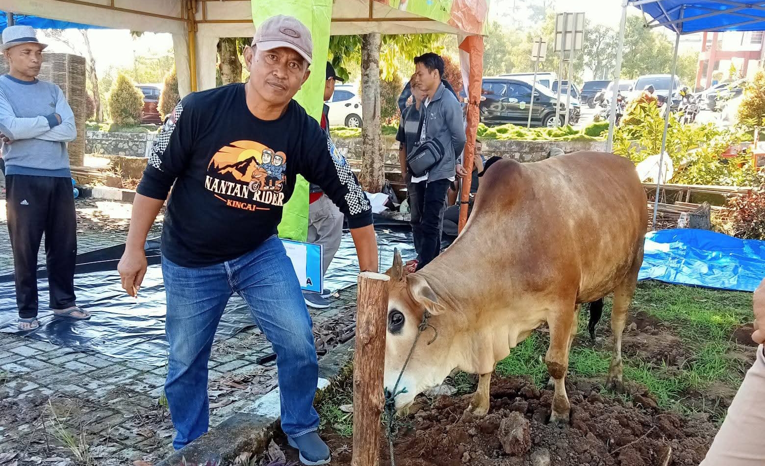 Dinas Perindustrian dan Perdagangan Kota Sungai Penuh menggelar kegiatan pembagian daging sapi kurban kepada staf pegawai dan masyarakat sekitar dalam rangka memperingati Hari Raya Iduladha 1447 Hijriah.