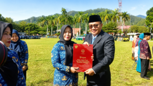 Pejuang Pendidikan Terima Satyalancana Langsung dari Walikota Sungai Penuh