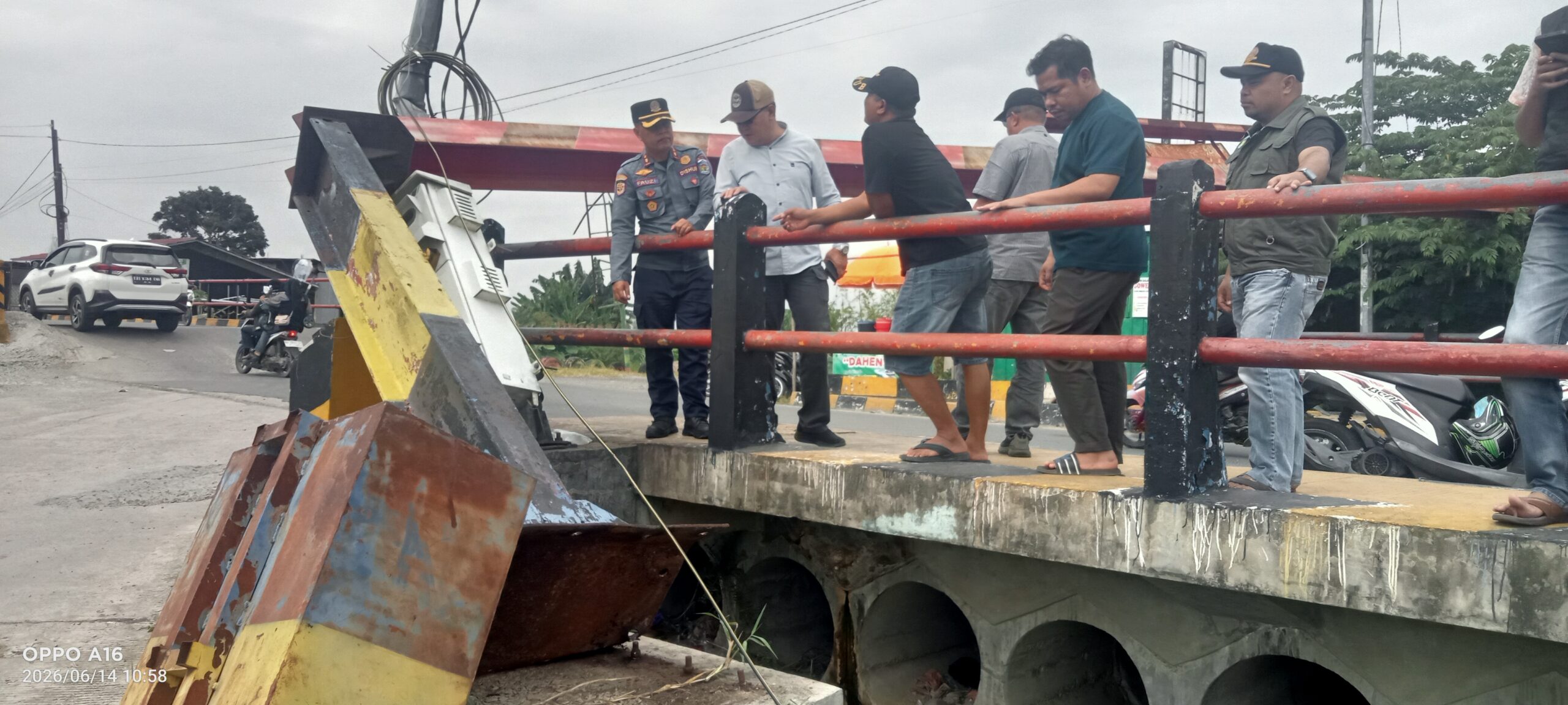 Portal Jembatan Kerinduan Sungai Penuh Roboh, Dishub Langsung Bertindak