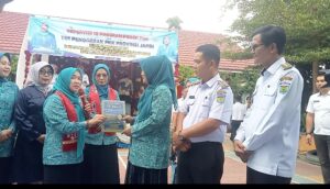 Hj. Hesnidar Haris Pimpin Penyaluran Bantuan PKK di Pondok Agung