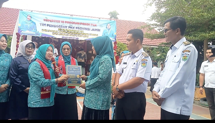 Hj. Hesnidar Haris Pimpin Penyaluran Bantuan PKK di Pondok Agung