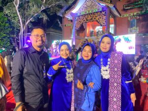 Kompak Berkebaya Biru, Prokopim Sungai Penuh Tuai Pujian