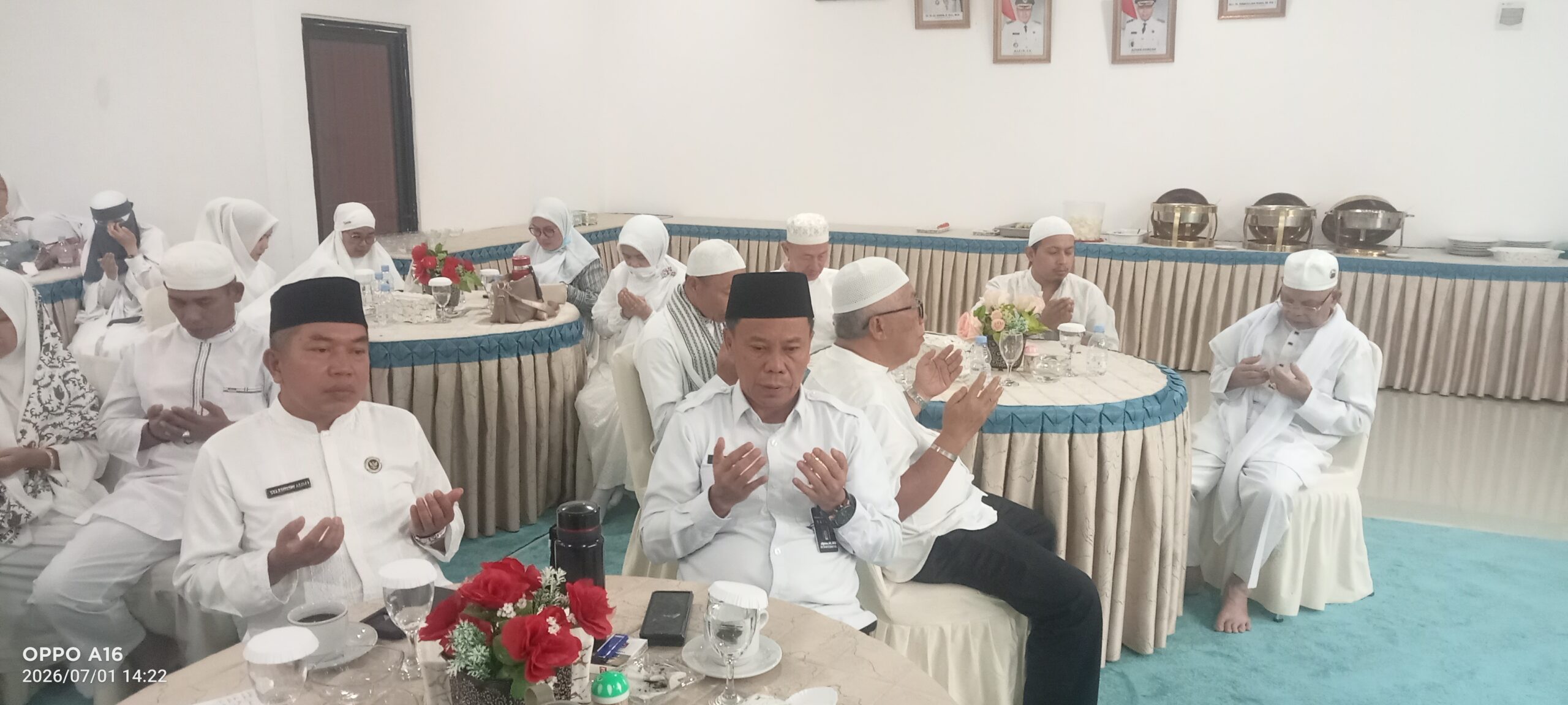 Sekda Alpian Dampingi Wakil Walikota Sungai Penuh Sambut Jamaah Haji.