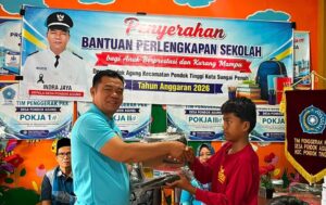 Kades Pondok Agung Serahkan Bantuan Perlengkapan Sekolah Untuk Anak Anak