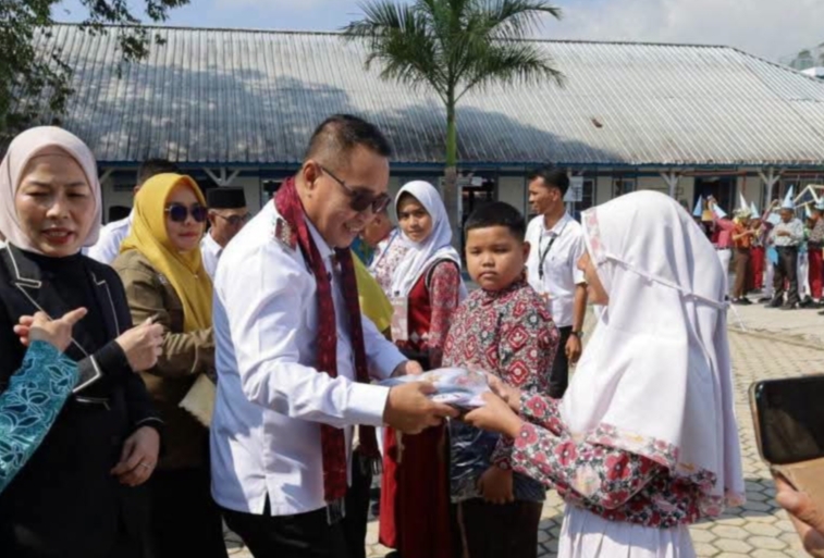 Tingkatkan Kualitas Dunia Pendidikan, Alfin Bakar Serahkan Seragam Gratis
