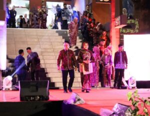 Sekda Alpian dan Istri Tampil Memukau di Festival Jambi Elok Nian 2026