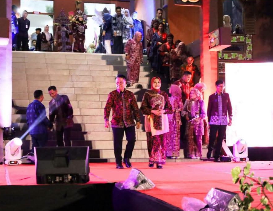 Sekda Alpian dan Istri Tampil Memukau di Festival Jambi Elok Nian 2026