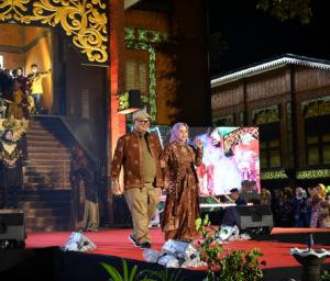 Tampil Beda, Wahyu Rahman Dedi dan Istri Pukau Penonton di Festival Jambi Ilok Nian 2026
