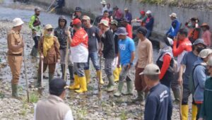 Bupati Monadi dan Warga Siulak Mukai Bersihkan Sungai, Kompak Jaga Lingkungan