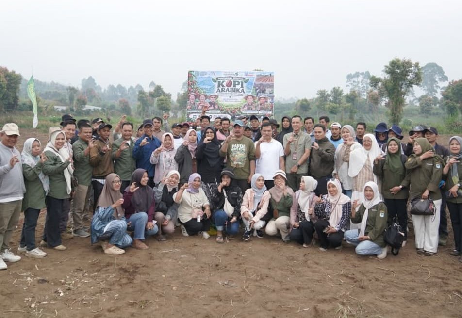 Bupati Kerinci, Monadi bersama petani kopi