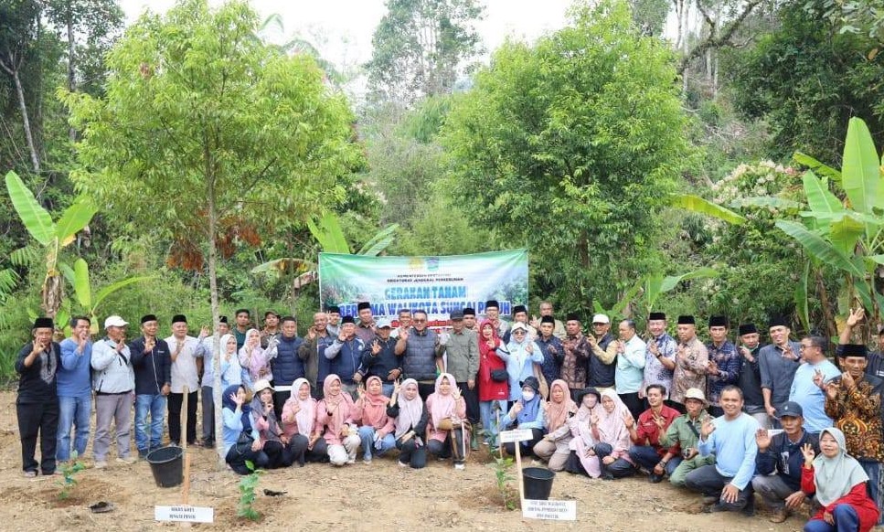 Wako Alfin bagikan bibit kopi untuk mendorong produktivitas petani RKE Sungai Penuh