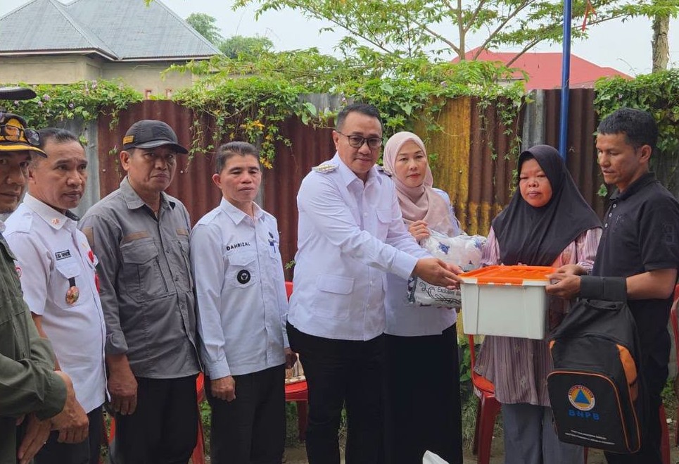 Wako Alfin Serahkan Bantuan untuk Korban Kebakaran di Hamparan Rawang
