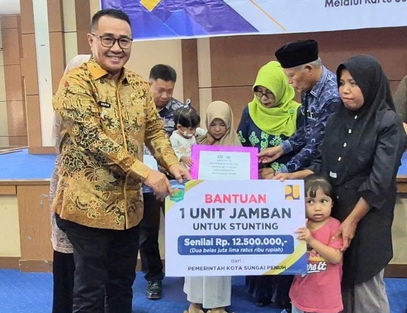 Wako Alfin memberi bantuan penanggulangan kemiskinan dan penurunan stunting